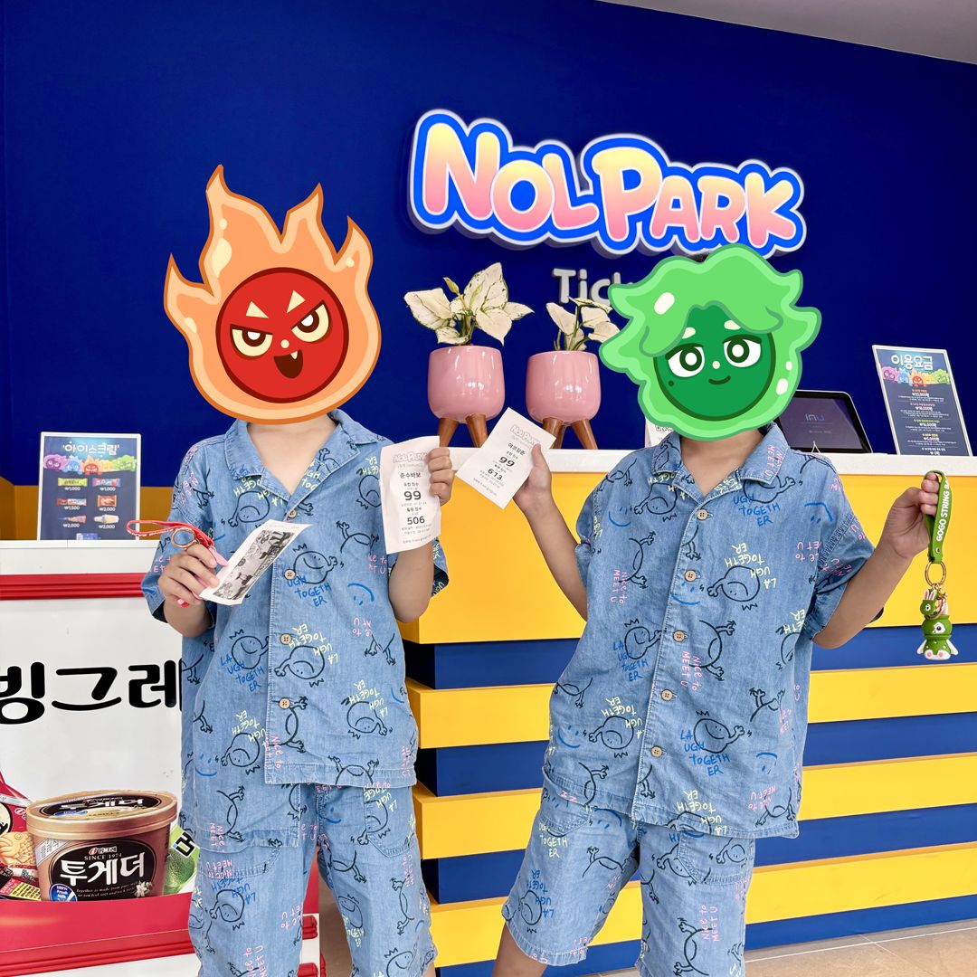 놀팍 캐릭터 스티커로 얼굴을 가린 아이 둘이 입장 카드를 들고 있는 모습