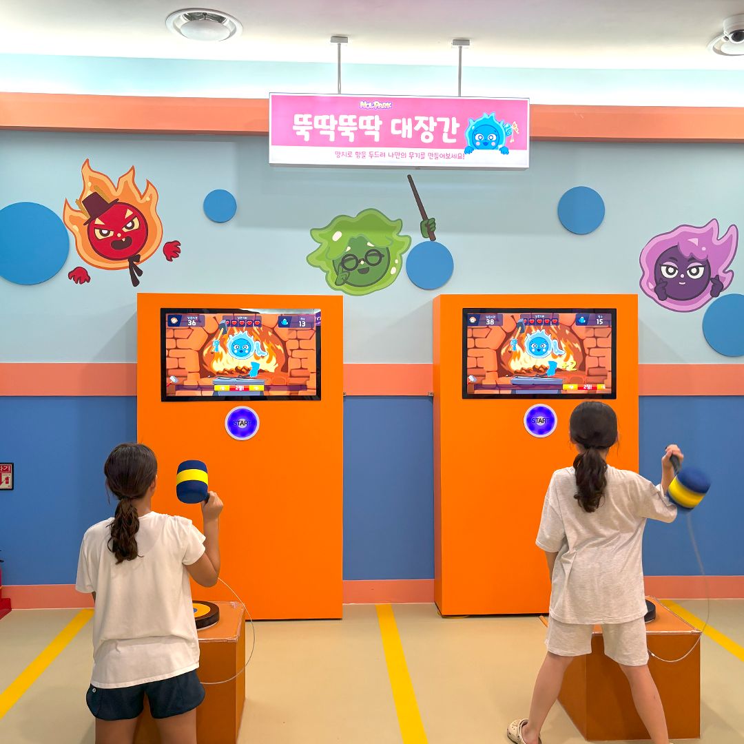 뚝딱뚝딱 대장간 게임을 하는 아이 둘